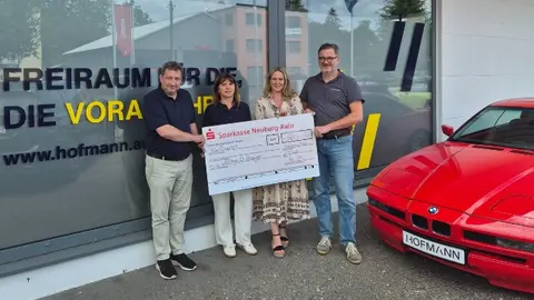 Übergabe des Spendenschecks am Standort Neuburg a. d. Donau (v. l. Peter Brummer – Serviceleiter, Astrid Kreitmeier - Serviceassistentin, Sabine und Bernhard Fortner - von der Stiftung für Neuburger.)