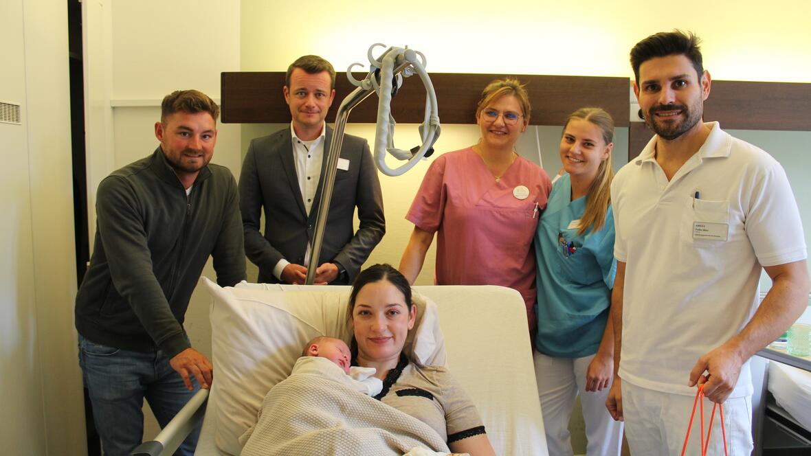  Bildtext: v.r. Todor Ilkov, Chefarzt in der Klinik für Frauenheilkunde und Geburtshilfe, Luisa Handschigl, Pflegefachkraft, Marzena Woronko, Hebamme und Florian Kern, Krankenhausdirektor gratulieren der glücklichen Familie bestehend aus Amy Landwermann, Robert Detlef Fischer und dem kleinen Louis.