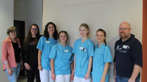 Bildtext: v.l. Rosi Lenz-Schweiger, Lehrkraft am AMEOS Institut Süd - Neuburg, Johanna Klas,    Stellvertretende Schulleitung AMEOS Institut Süd - Neuburg, Klara Wiesinger, Lea Kuttner, Flora    Dieplinger und Simone Lengauer (vier Auszubildende aus Linz), Andreas Bungies, Lehrkraft am    AMEOS Institut Süd - Neuburg