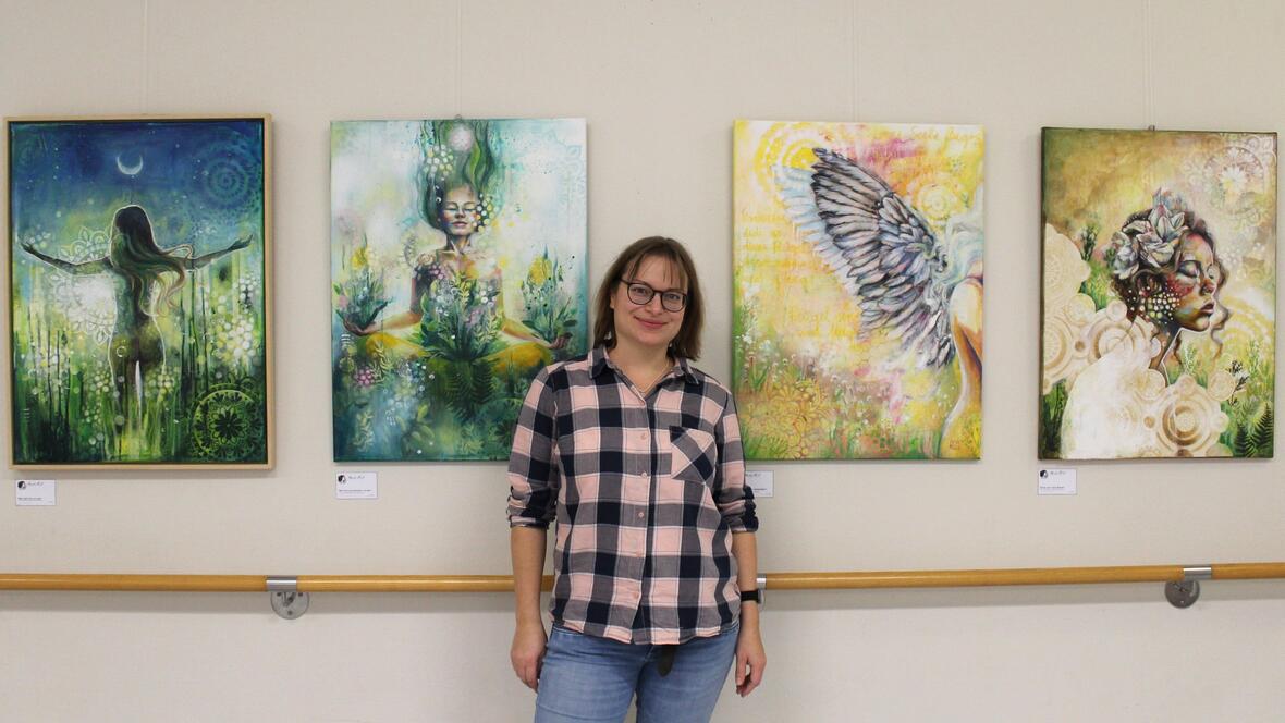 Künstlerin Heidi Reil Die Künstlerin Heidi Reil vor ihren Kunstwerken