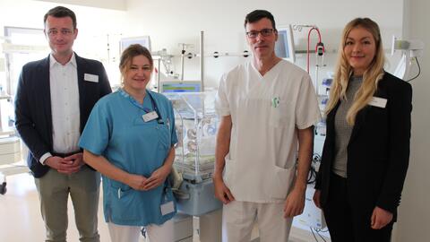 v.l. Florian Kern, Krankenhausdirektor, Andrea Plach, Stationsleitung, Dr. Daniel Vilser, Chefarzt in der Klinik für Kinder- und Jugendmedizin, Verena Buntz, Pflegedienstleitung der Bereiche Kinder- und Jugendpsychiatrie und -psychotherapie, Psychosomatik und Pädiatrie