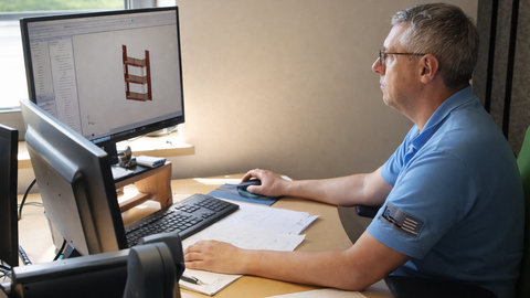 Konstrukteur-Techniker im Stahl- und Metallbau arbeitet am Schreibtisch mit CAD-Software und plant eine Stahlkonstruktion am Computer bei Heinrich Leinfelder in Neuburg