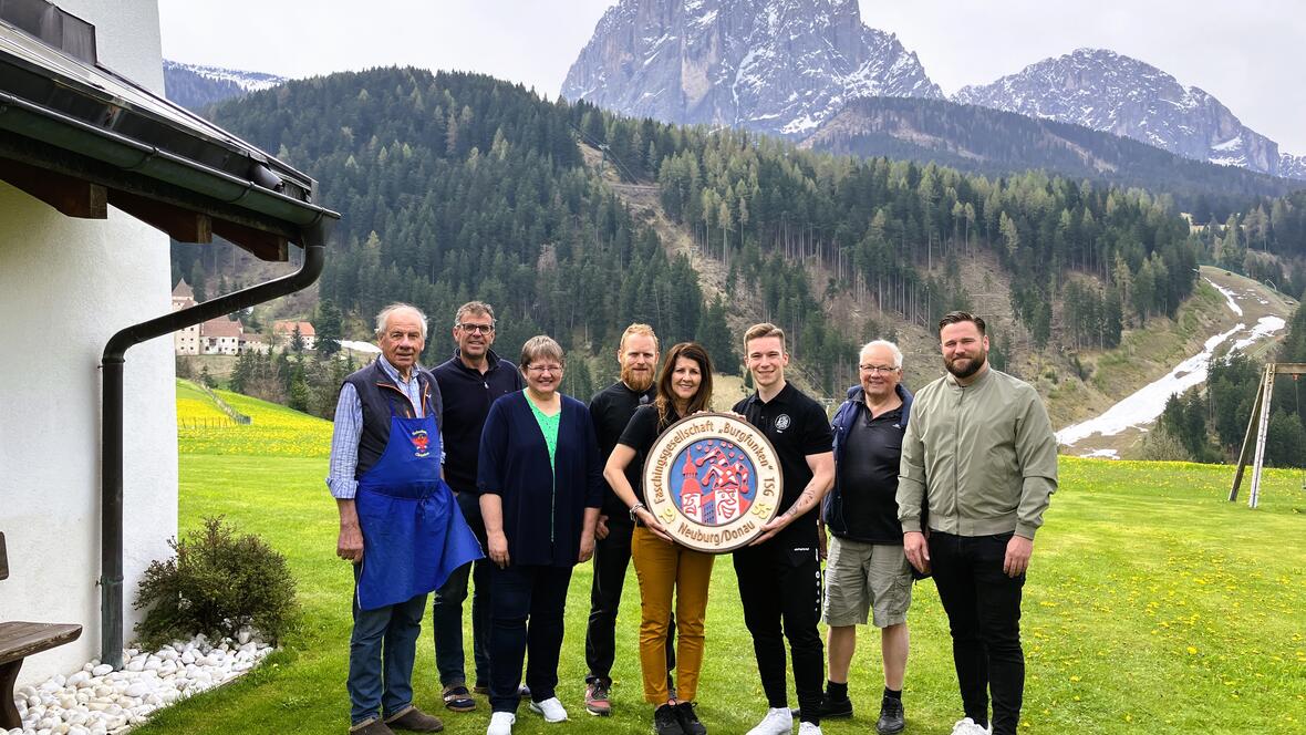 schnitzprojekt-plancker-70-jahre-burgfunken-quer