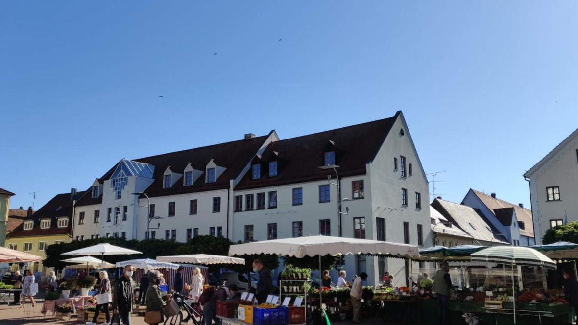 Verkaufsstand mit Spargel am Wochenmarkt in Neuburg