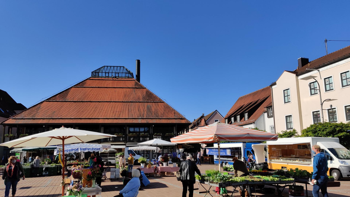 Salat und Spargel Verkauf - Wochenmarkt Neuburg am Schrannenplatz 