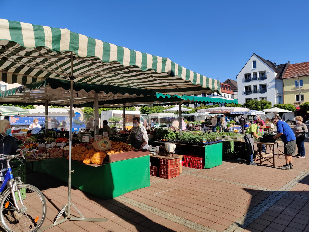 Obststände am Wochenmarkt in Neuburg