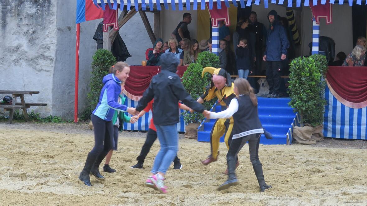 ringelrein-mit-narr-und-kinder-fuenfen