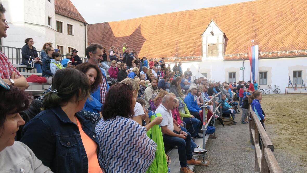 das-volk-hat-tapfer-dem-regen-getrotzt
