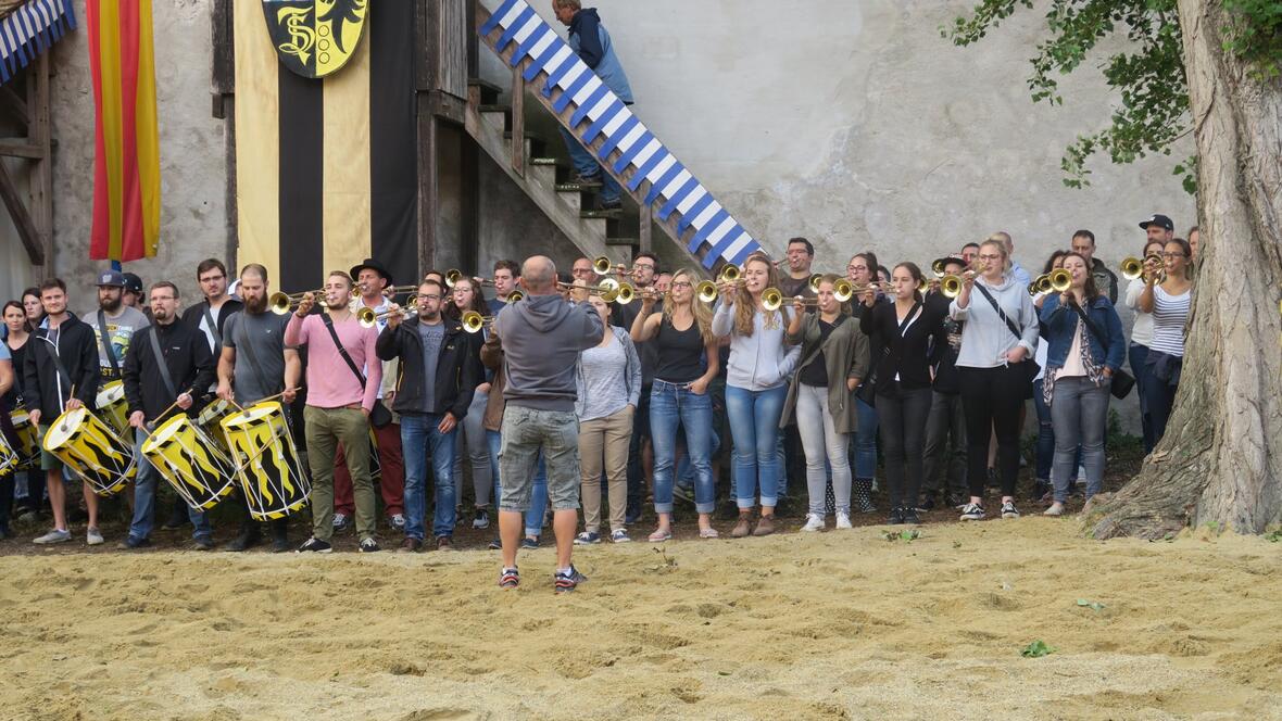 fanfaren-begruessen-die-reiter