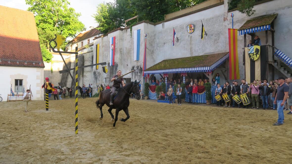 ringelstechen-vom-pferd