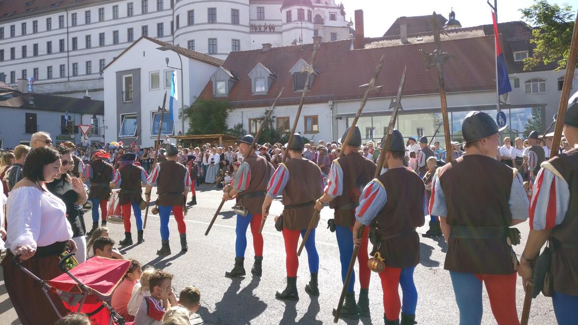 2017-06-30-171240-stau-vorm-schloss-mit-der-stadtwache