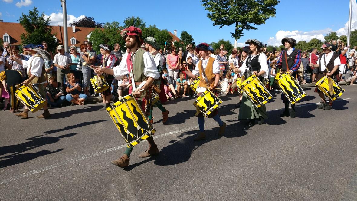 2017-06-30-171800-trommlersleut-beim-schlossfest-einzug