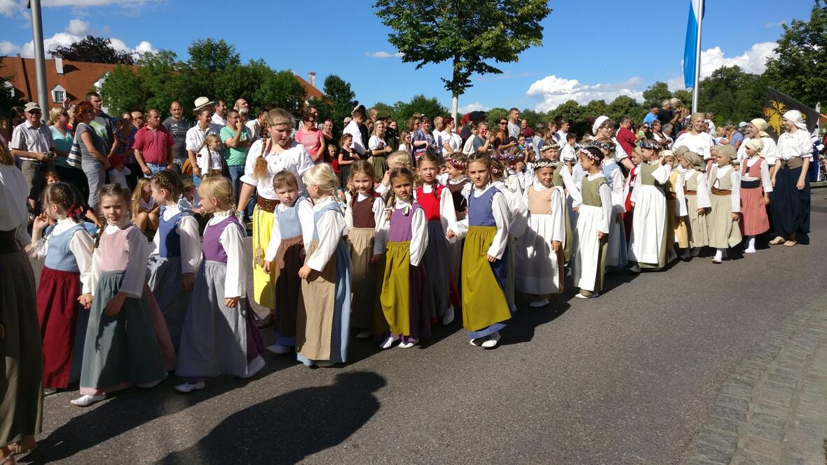 2017-06-30-172105-schlossfest-reigenkinder
