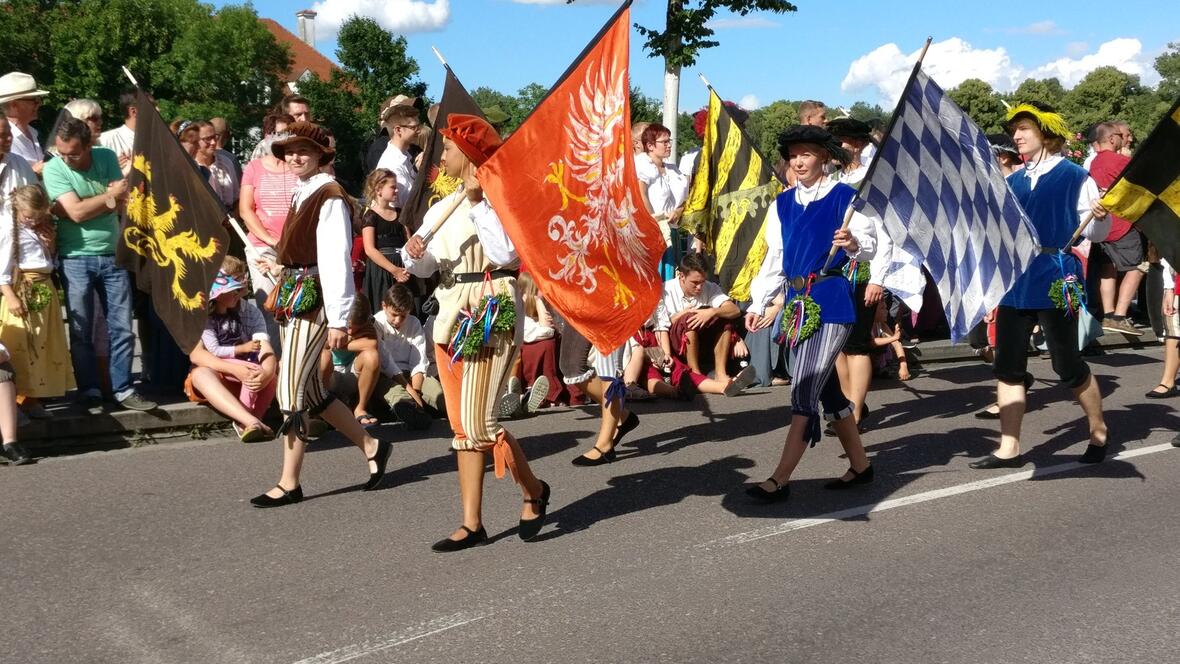 2017-06-30-172539-schlossfest-fahnentraeger