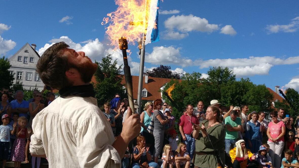 2017-06-30-172809-feuerspucker-zuendelt-an-fahne