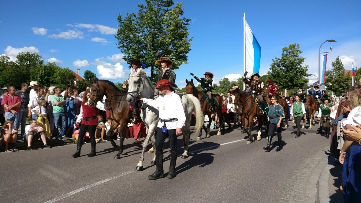 2017-06-30-173442-die-reiter-gruessen-das-volke