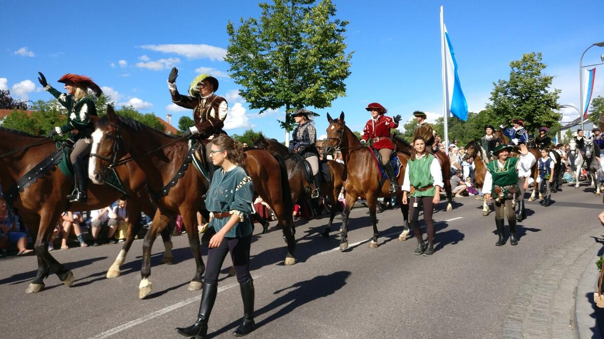 2017-06-30-173530-einzug-der-schlossfest-reiter