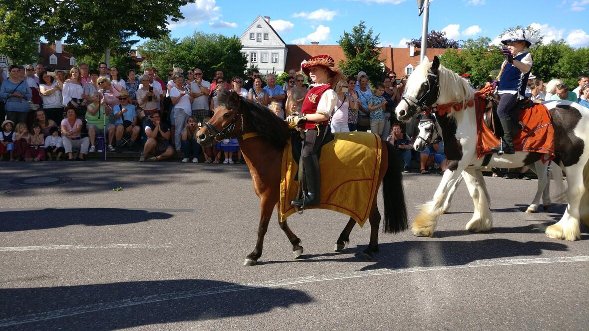 2017-06-30-173636-auch-die-kleinsten-reiten-beim-schlossfest