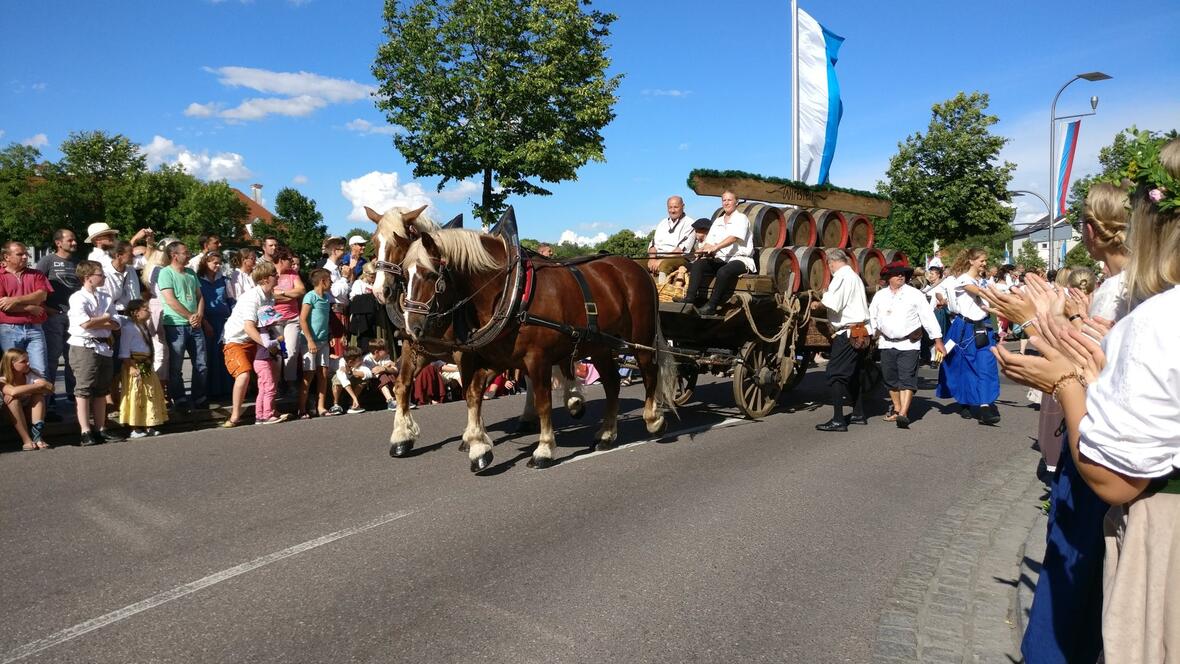 2017-06-30-173759-die-wirtsleut-mit-bierfaessern