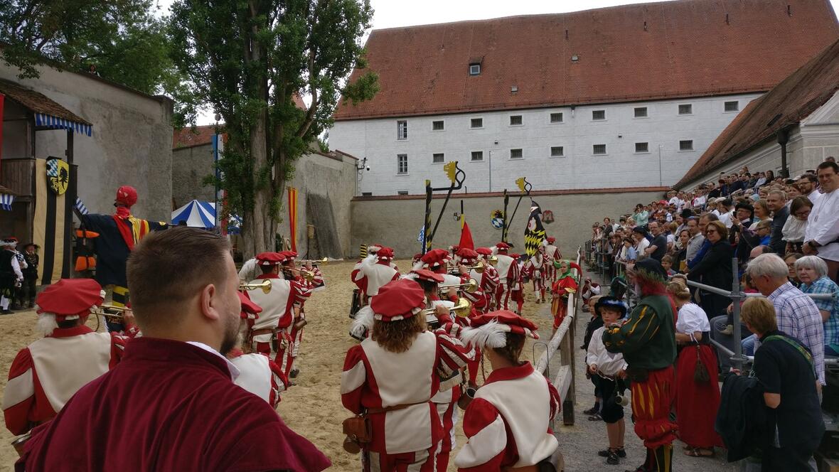 2017-07-01-150342-publikum-empfaengt-den-fanfarenzug