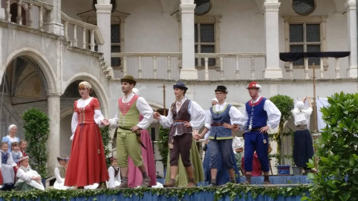 2017-07-01-163913-schlossfest-bauerntaenzer-im-schlosshof