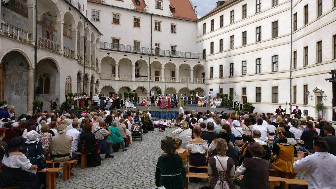2017-07-01-165156-auffuehrung-im-neuburger-schlosshof