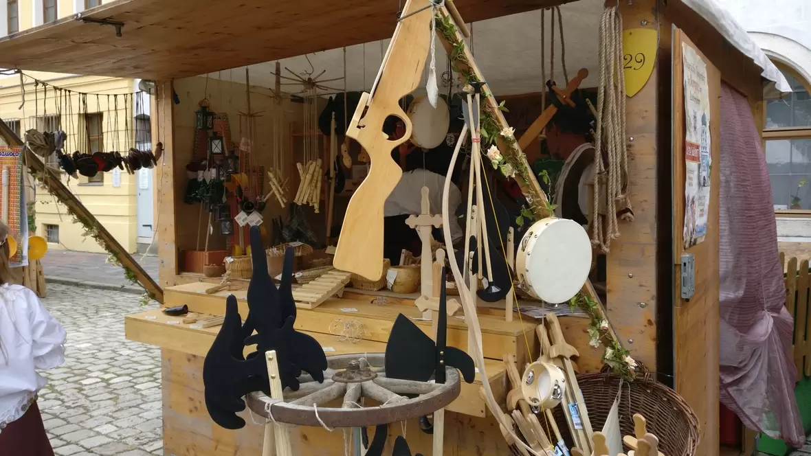 2017-07-02-174354-handgemachtes-schwerter-holzspielzeug-etc