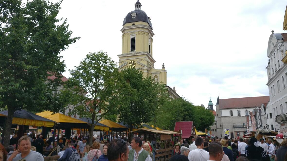 2017-07-02-174344-markt-mit-kegelbahn