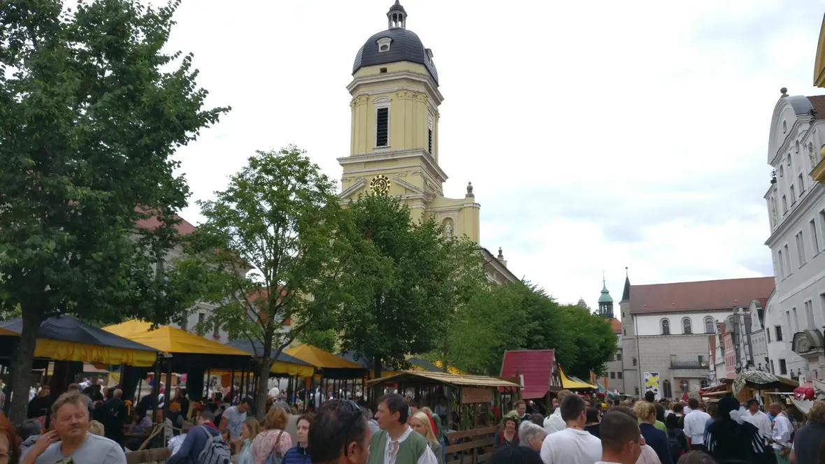 2017-07-02-174344-markt-mit-kegelbahn
