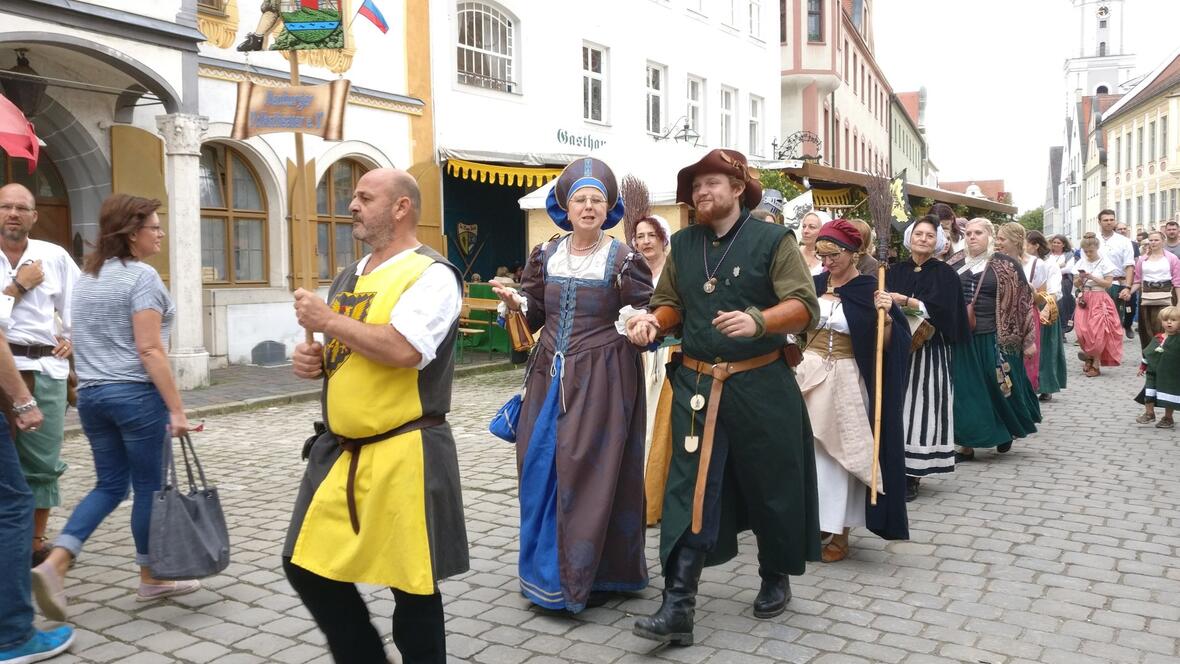 2017-07-02-174432-umzug-an-der-blauen-traube