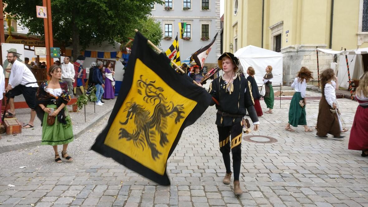 2017-07-02-195439-fahnenschwinger-an-der-hofkirche