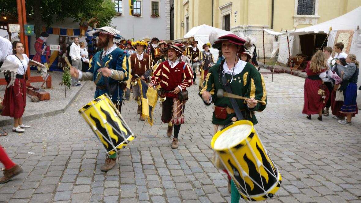2017-07-02-195520-trommler-vor-der-hofkiche