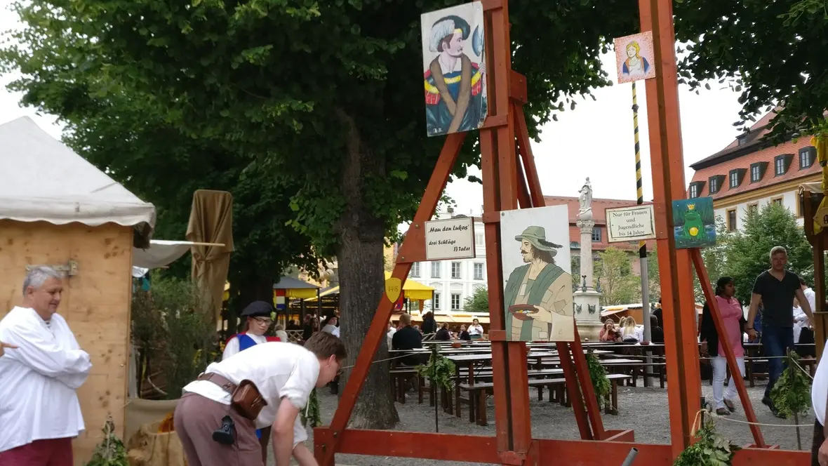 2017-07-02-200542-grobes-werkzeug-beim-hammer-schwingen