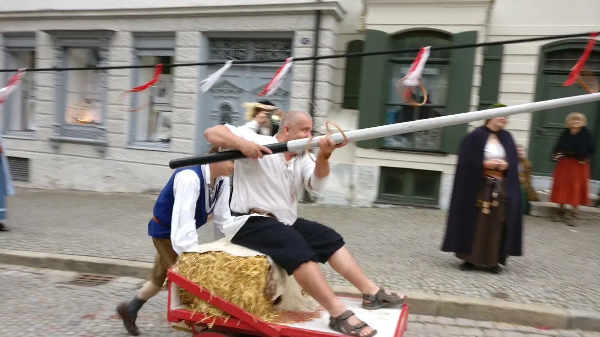 2017-07-02-200622-leiterwagen-auf-holprigen-grund