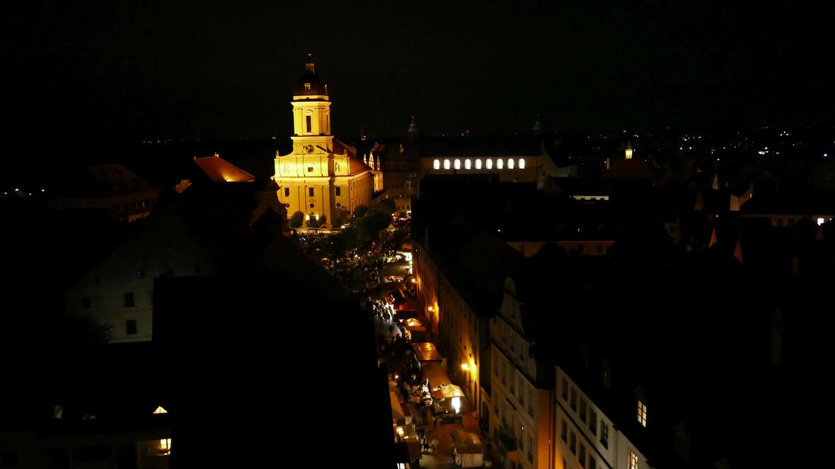 2017-07-11-1010027-blick-ueber-das-neuburg-schlossfest-in-richtung-schloss-bei-nacht