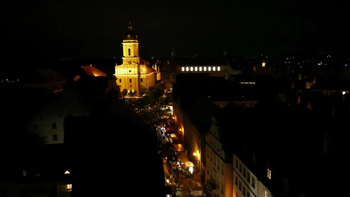 2017-07-11-1010027-blick-ueber-das-neuburg-schlossfest-in-richtung-schloss-bei-nacht