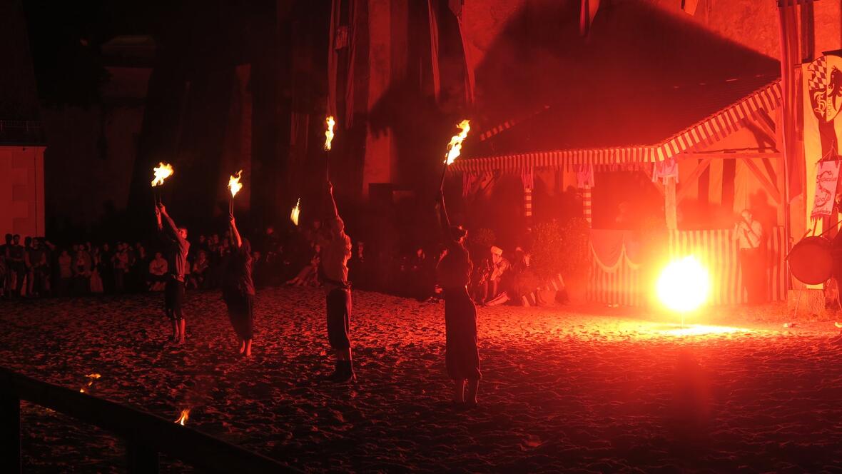3437-feuerspucker-mit-rotem-licht