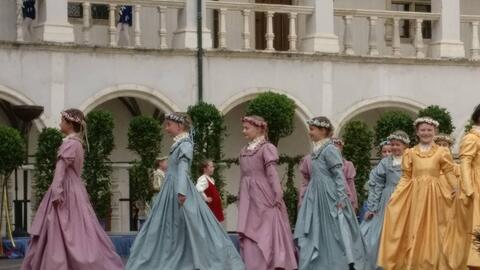 2017-07-09-164002-die-taenzerinnen-ziehen-ein-in-ihren-praechtigen-gewaendern