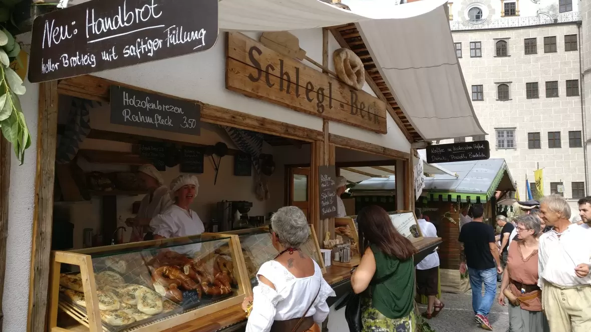2017-07-09-170529-stand-der-baeckerei-schlegl-am-neuburger-schlossfest