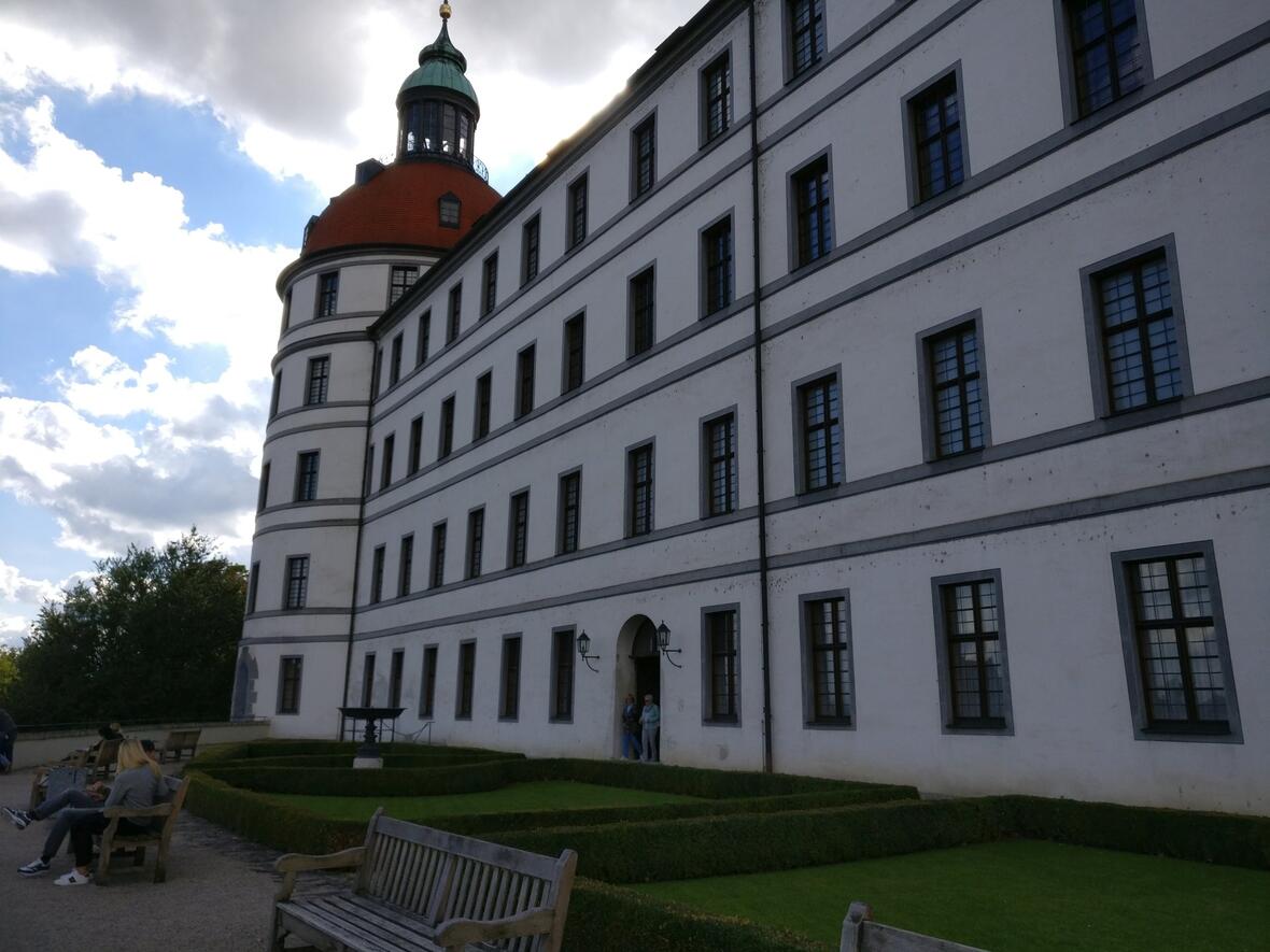 2017-09-17-152738-blick-vom-schlossgarten-auf-schloss-neuburg