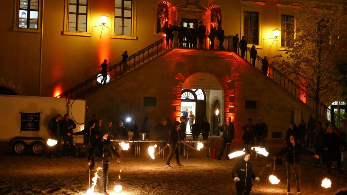 2017-10-14-1020103-feuershow-vor-dem-neuburger-rathaus