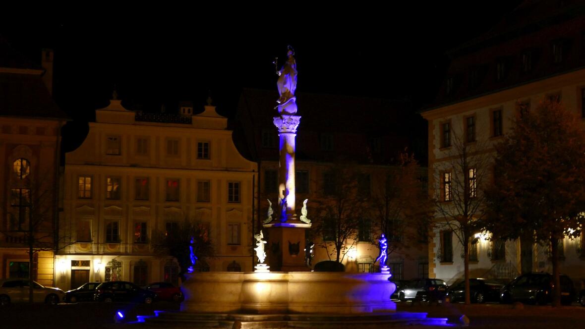 2017-10-14-1020334-brunnen-auf-dem-karlsplatz-mal-anderst