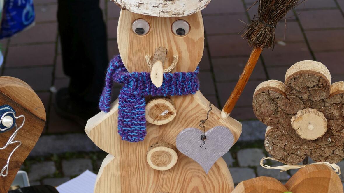 2017-10-15-1020391-schneemann-im-oktober-zum-glueck-nur-aus-holz