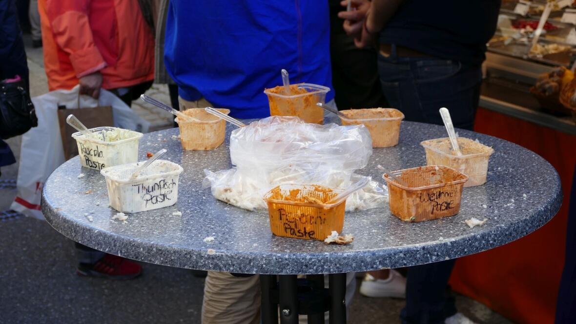 2017-10-15-1020401-probieren-geht-ueber-studieren-auch-beim-essen-auf-dem-krammarkt