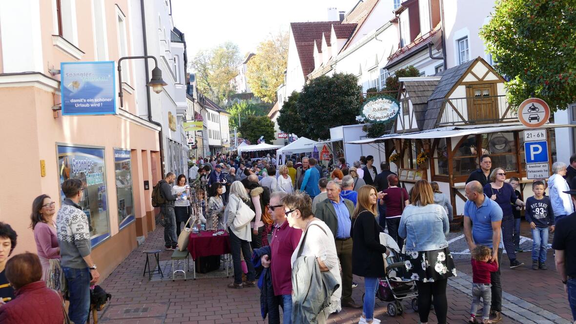 2017-10-15-1020389-blick-in-die-rosenstrasse-beim-neuburger-marktsonntag
