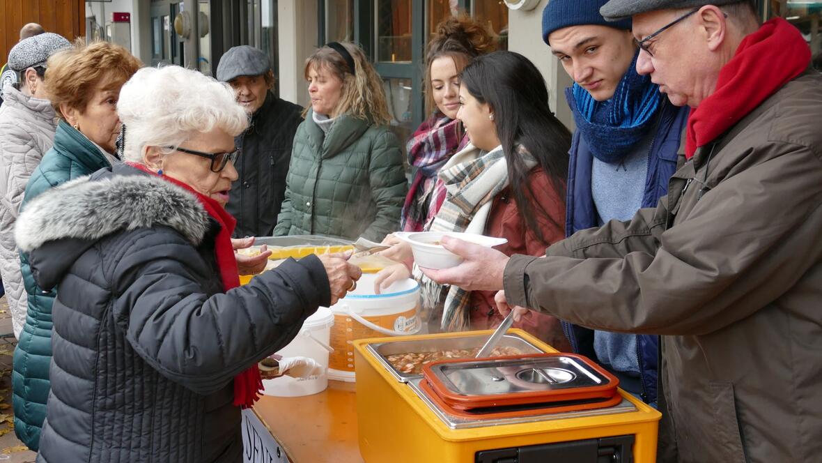 2017-11-11-1020697-seniorenbeirat-und-jugendparlament-verkaufen-suppe-fuer-einen-guten-zweck