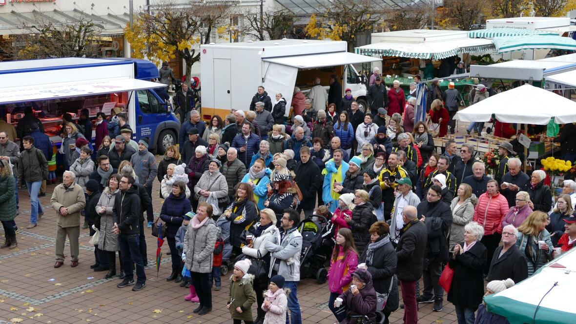 2017-11-11-1020742-neuburger-und-neuburgerinnen-warten-gespannt-auf-die-burgfunken-prinzenpaare-2018