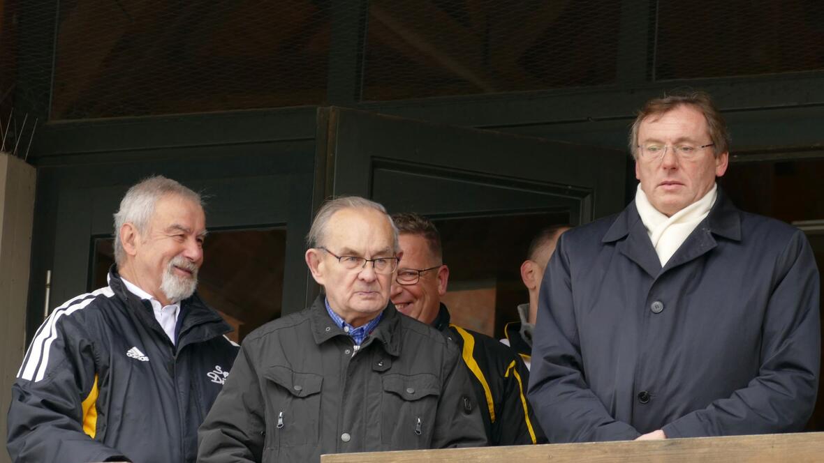 2017-11-11-1020816-ehrenpraesident-und-ehrenmitglied-der-burgfunken-neuburg-zusammen-mit-oberbuergermeister-dr-bernhard-gmehling