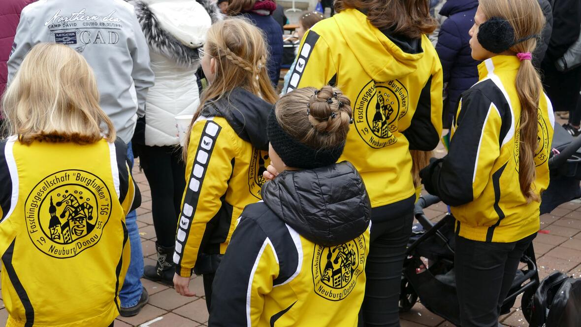 2017-11-11-1020822-der-kleine-hofstaat-beobachtet-das-treiben-auf-dem-balkon-der-markhalle