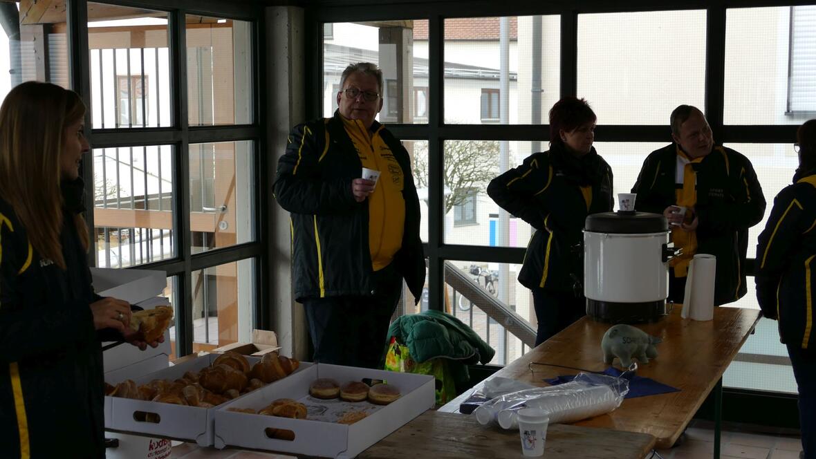 2017-11-11-1020843-zum-start-in-die-5-jahreszeit-gibt-s-bei-der-garde-dann-auch-krapfen